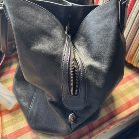 Authentic Coach Studded hobo/shoulder bag in black leather with a stud-pattern - Picture 3 of 9